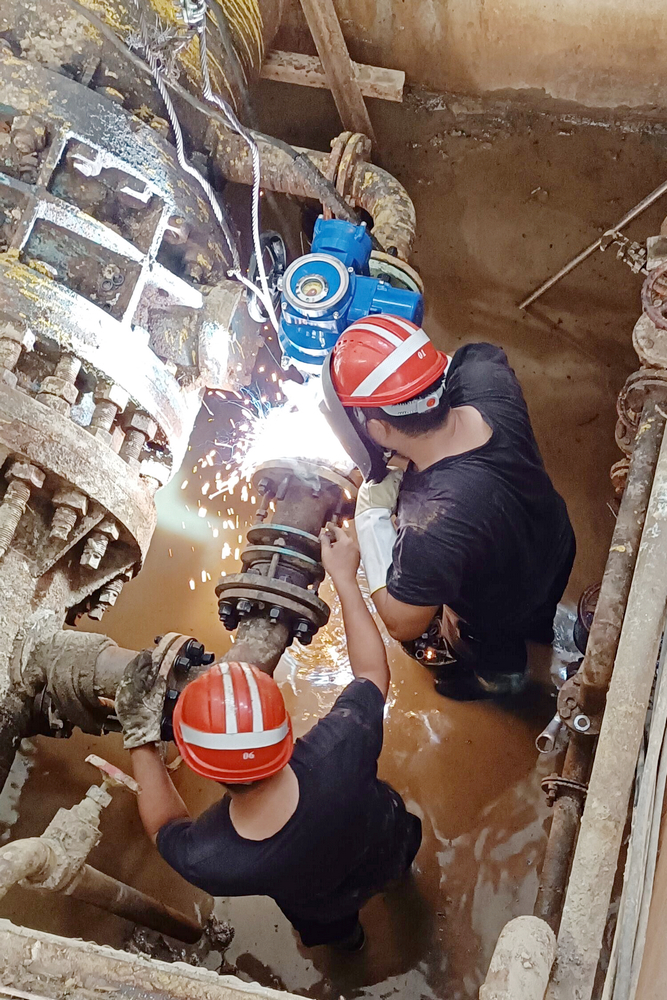 1622708539711229.jpg 對法蘭盤進行焊接.jpg