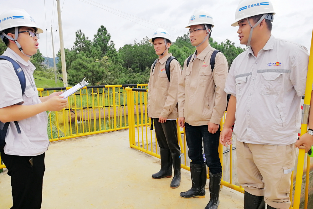 1626951731113797.jpg 入洞前各班組進行安全技術交底.jpg