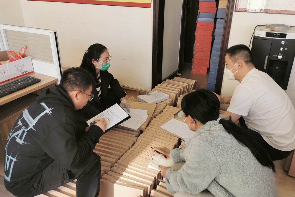 1649293972776680.jpg 水投公司檔案檢查組與檔案服務外包機構進行交流溝通.jpg